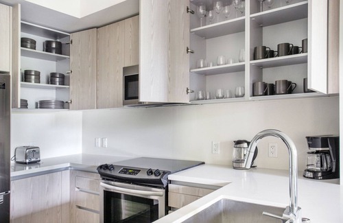 West Los Angeles Apartment | Terrific West LA 2BR w/Pool, Gym & Courtyard, nr 405, by Blueground