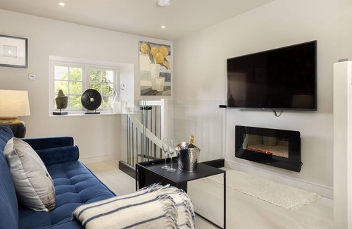 Tetbury Cottage | Tetbury Cottage - sleeping two guests in one bedroom in Winchcombe