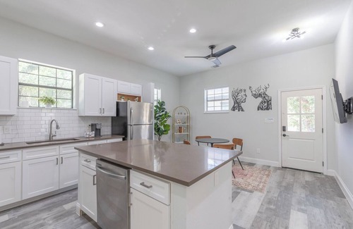 Wetmore House | Texas Casita Retreat Minutes from Six Flags