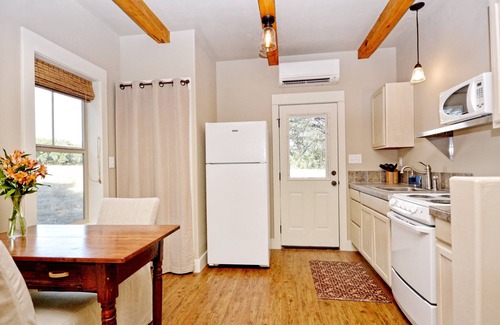 Wimberley Cabin | Texas Sage I Cabin close to the Square!