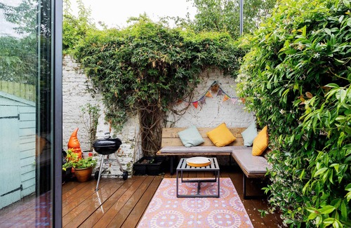 Thamesfield House | Thames-side Retreat, by Veeve