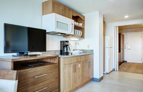Yachting Village Resort | Thames Street - Newport Harbor 1 Bedroom