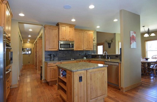 Sunriver Cabin | Thanksgiving special! Stay 4 nights get your 5th night free! Hot tub! Dogs ok!