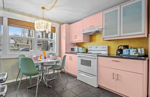 Drumheller House | That 70's Show | 2 Bed Retro Getaway | BBQ & More!