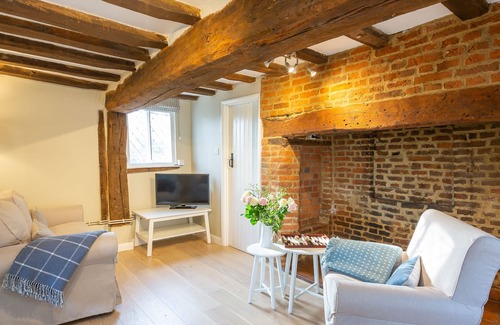 Finchingfield House | Thatched 2 bed self-catering with river valley view