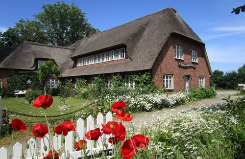 Nieblum Apartment | Thatched vacation home in an attractive location.