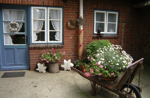 Nieblum Apartment | Thatched vacation home in an attractive location.