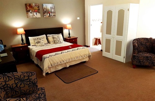 Curry's Post House | Thatchings Guest House
