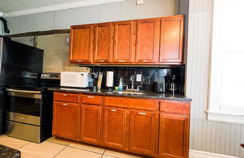 Niagara Falls House | THE 1023 With Private Yard & Parking, Near Falls & Casino by Niagara Hospitality