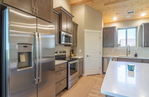 Moses Lake House | The 19th Green ~ A private lake house on Legacy Golf Course.