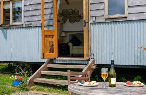 Bridport Ski Chalet | The Acorn - Luxury Shepherds Hut hot tub panoramic views