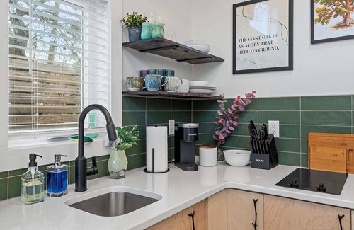 Downtown Apartment | The Acorn - Studio w/Kitchen, AC, WiFi, Washer