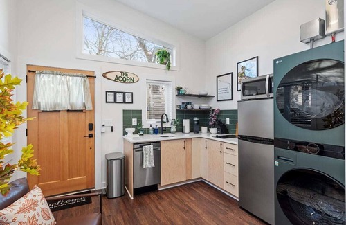 Downtown Apartment | The Acorn - Studio w/Kitchen, AC, WiFi, Washer