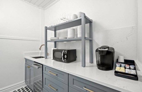 Hyde Park Apartment | The Adaline #1 - Luxury Hyde Park Apt Near Bayshore