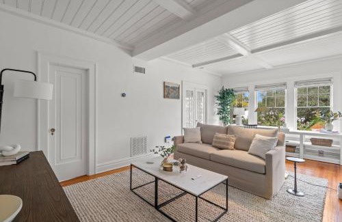 Hyde Park Apartment | The Adaline Room #8 - Beautiful Hyde Park Apt, 2nd Floor, Steps to Bayshore