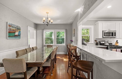 Gloucester House | The Aerie. 2 King beds, AC, outdoor shower. Walk to 2 local beaches