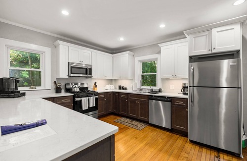 Gloucester House | The Aerie. 2 King beds, AC, outdoor shower. Walk to 2 local beaches