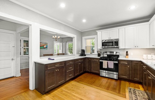 Gloucester House | The Aerie. 2 King beds, AC, outdoor shower. Walk to 2 local beaches