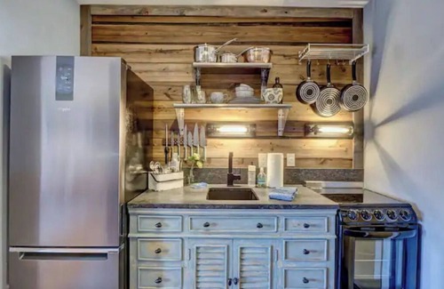 Wilmington Historic District Apartment | The Aether - Luxe King -1 BLK 2 RVR- Free PKG