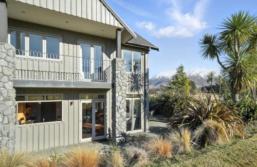 Castle Hill House | The Alpine Edge - Windwhistle Holiday Home
