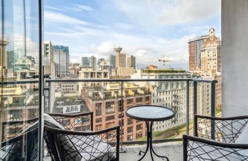 Crosstown Apartment | The Altitude with Mountain & City Views, Pool & Hot Tub