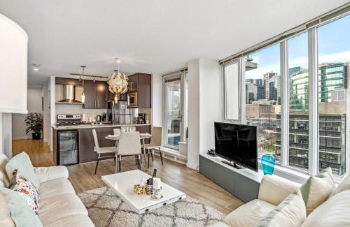 Crosstown Apartment | The Altitude with Mountain & City Views, Pool & Hot Tub