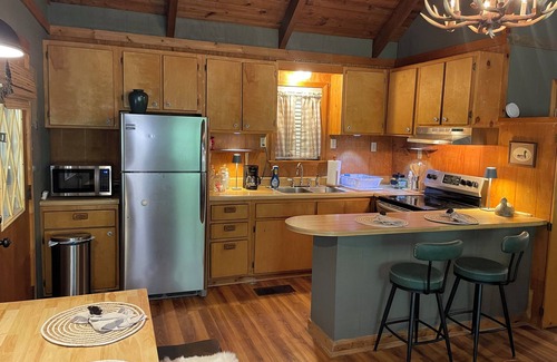 Pope Cabin | The Angler at Enid Lake is a quiet & cozy 3-bedroom cabin