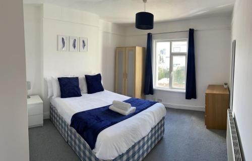 Shirley Apartment | The Anglesea - 8 Bedroom with Parking