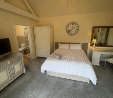 Burton Latimer Apartment | The Annexe Barnfield Farm 2 King Bed