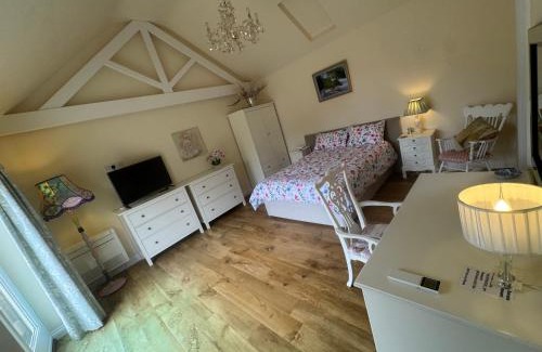 Burton Latimer Apartment | The Annexe Barnfield Farm 2 King Bed