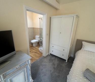 Burton Latimer Apartment | The Annexe Barnfield Farm 2 King Bed