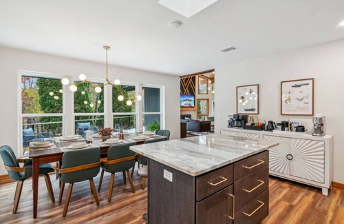 Dahlonega House | The Apex - Hot tub, gym, wine, waterfalls & more!