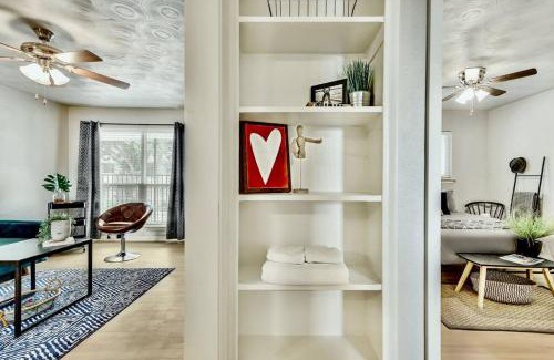 Old East Dallas Apartment | The Art Deco and Arboretum Tickets Included