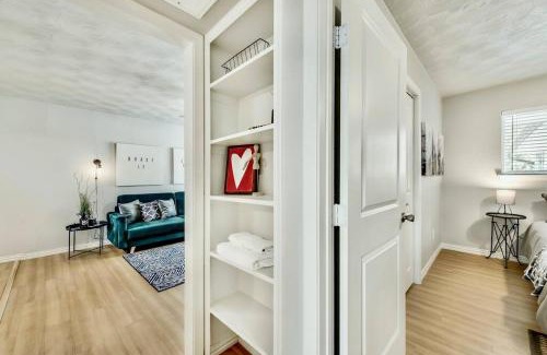 Old East Dallas Apartment | The Art Deco and Arboretum Tickets Included