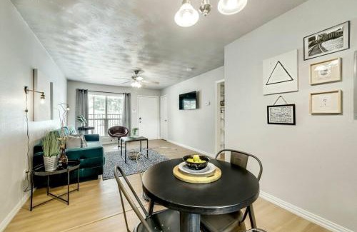 Old East Dallas Apartment | The Art Deco and Arboretum Tickets Included