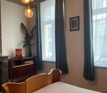 South Antwerp Apartment | The Art Deco Guestroom near Musea