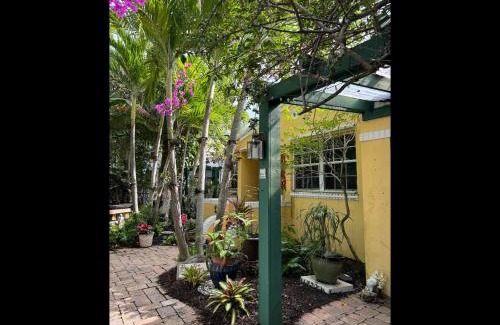 Old Northwood Historic District House | The Artist's Cottage