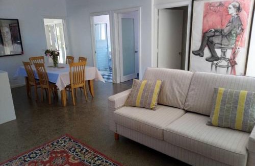 Ironbark House | The Artist's Cottage
