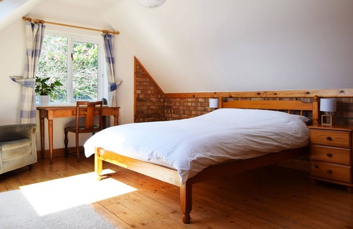 Totnes Apartment | The Artists Hide Away. A Totnes Adventure