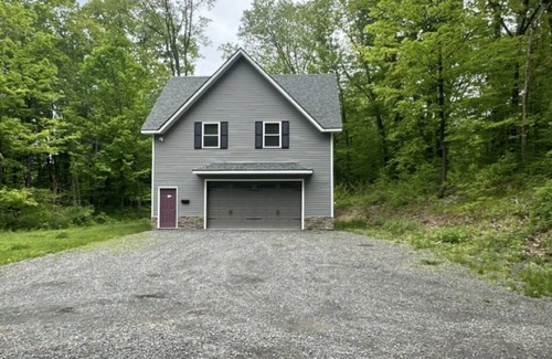 Red Hook Apartment | THE ARTIST’S LOFT- Peaceful 1-bedroom apartment in lovely Red Hook with AC, WiFi