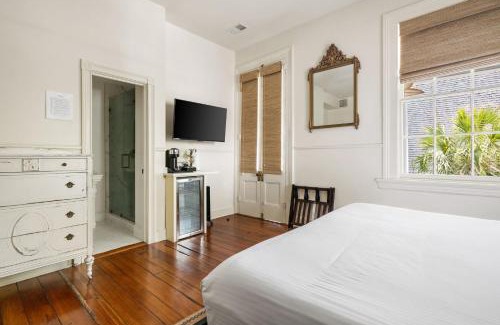 Cannonborough Elliotborough Bed & Breakfast | The Ashley Veranda King Suite includes Breakfast