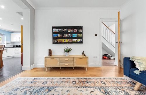 Harlington House | The Aviator | Modern Large 4 Bed Property | London | Mins From Heathrow