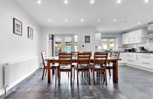 Harlington House | The Aviator | Modern Large 4 Bed Property | London | Mins From Heathrow