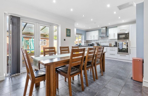 Harlington House | The Aviator | Modern Large 4 Bed Property | London | Mins From Heathrow