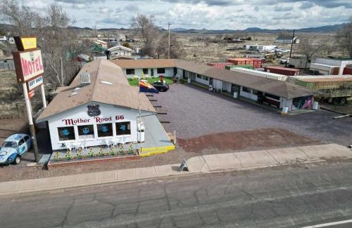 Seligman Hotel | The Aztec Motel & Creative Space