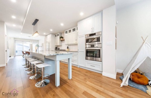 West Edmonton House | The Azure | Near DT & University | TWO King Beds!