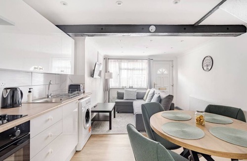 Colchester House | The Barack Nest, Comfy 3BR Home Contractor Friendly Town Central Stay Free Parking + Wi-Fi