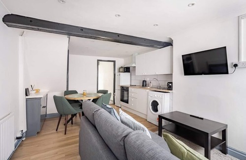 Colchester House | The Barack Nest, Comfy 3BR Home Contractor Friendly Town Central Stay Free Parking + Wi-Fi