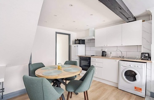 Colchester House | The Barack Nest, Comfy 3BR Home Contractor Friendly Town Central Stay Free Parking + Wi-Fi