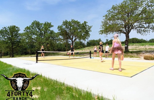 Alvord Cabin | The Barn Owl | Cozy Treehouse + Pickleball Court